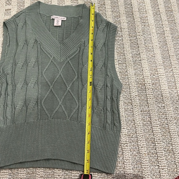 Olive Cable Knit Sleeveless Sweater - Picture 5 of 6